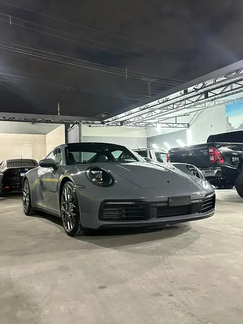 Porsche 911 cinza nardo