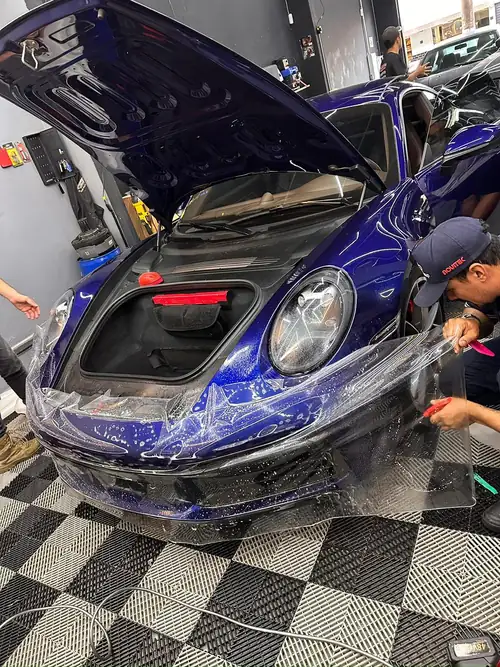 Porsche 911 GT3 RS durante a aplicação de PPF