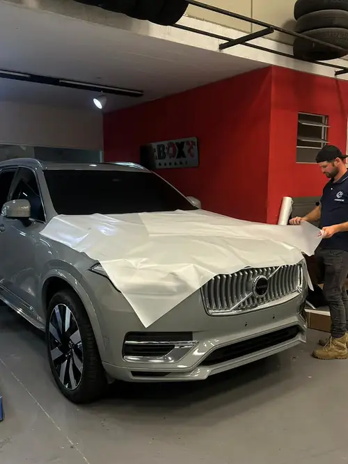 Volvo EX90 com PPF sendo aplicado no capô