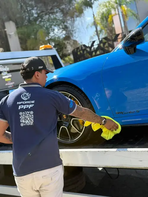 Porsche azul recebido para aplicação