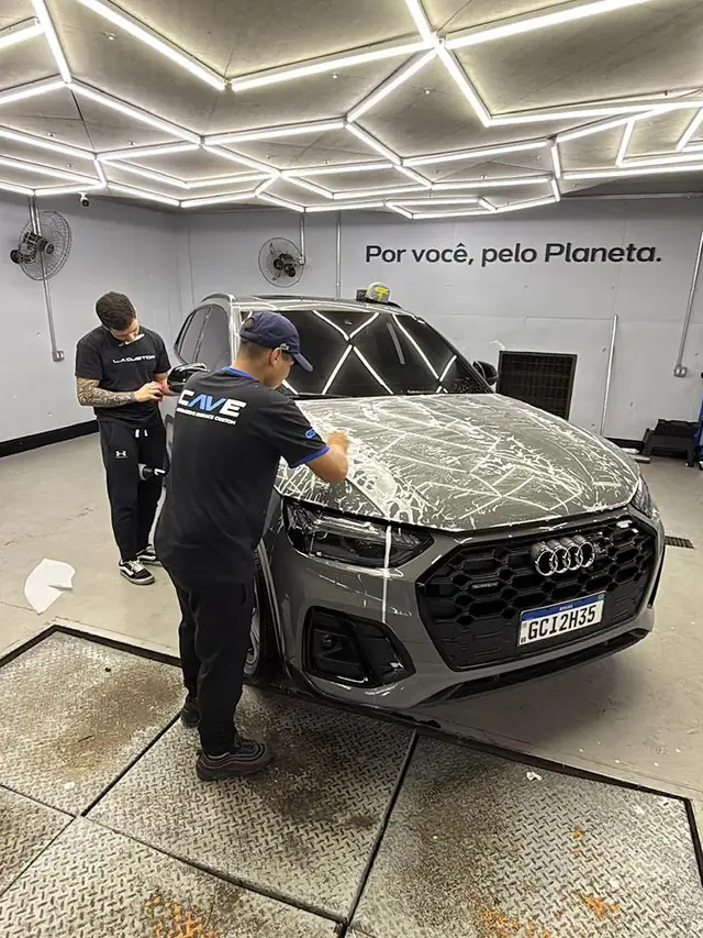 Avaliação do veículo em cabine iluminada