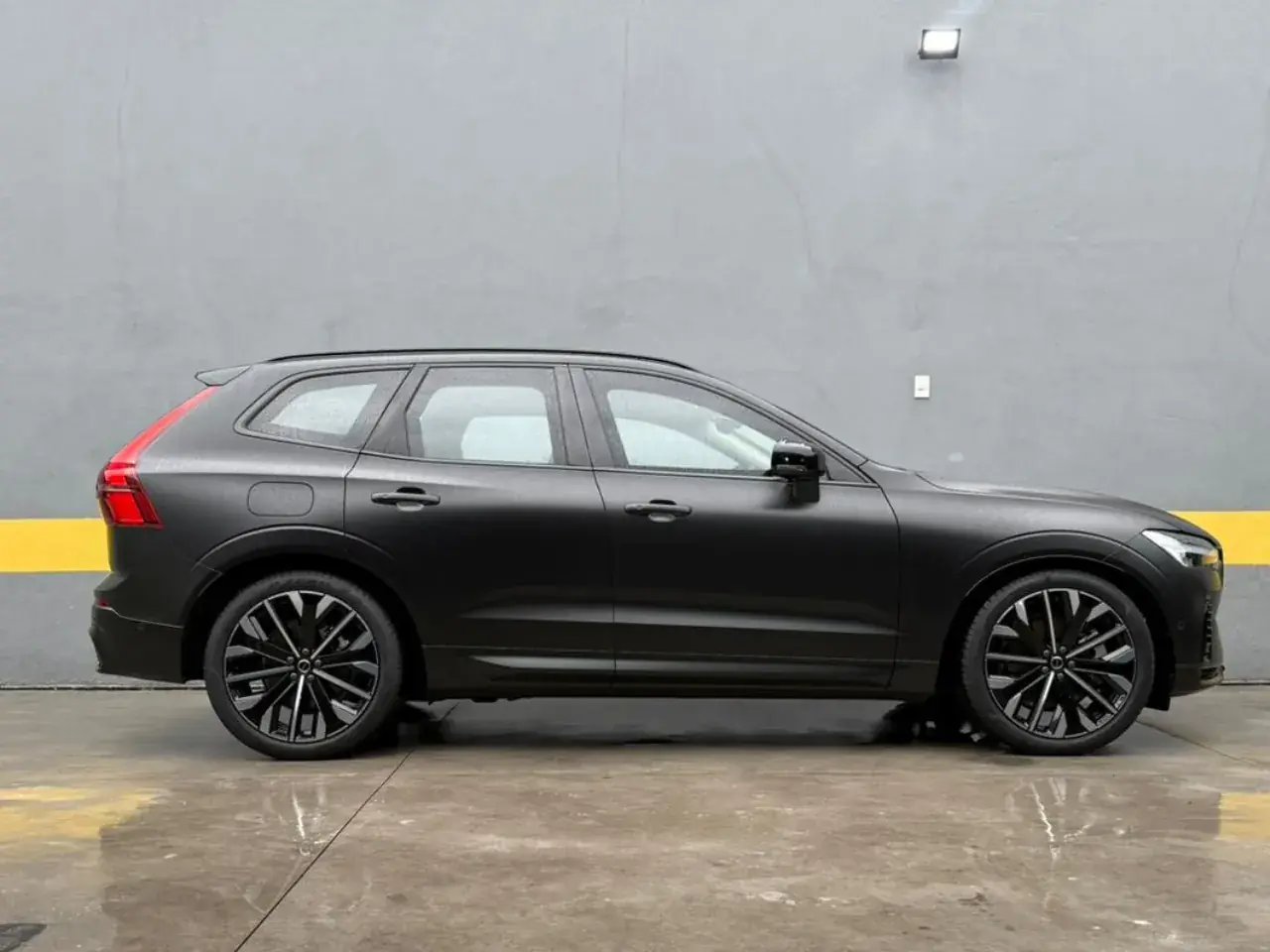 O mesmo Volvo XC60 após a aplicação de PPF matte